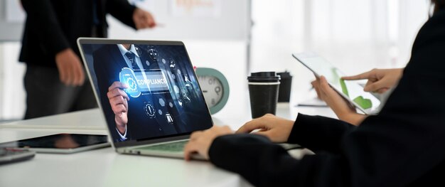 Sistema de cumplimiento para negocios corporativos en línea de moda