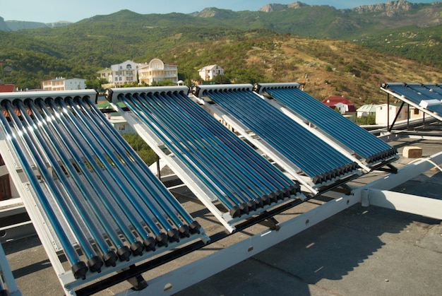 Sistema de aquecimento solar a vácuo de água no telhado da casa.