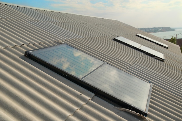 Sistema de aquecimento solar de água no telhado da casa.