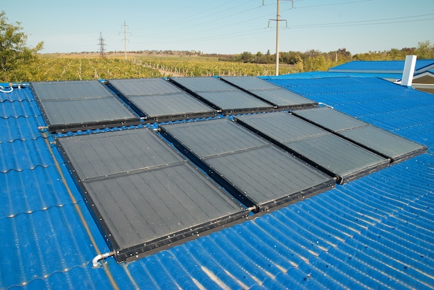 Sistema de aquecimento solar de água no telhado da casa.