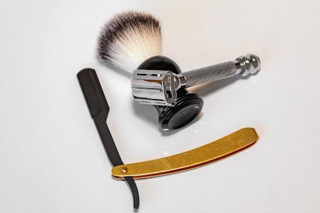 Sistema de barbear vintage com pincel de barbear isolado em fundo liso