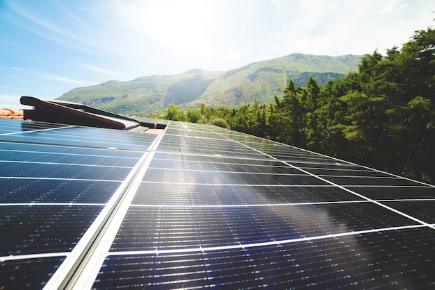 Sistema de energia renovável com painel solar no telhado