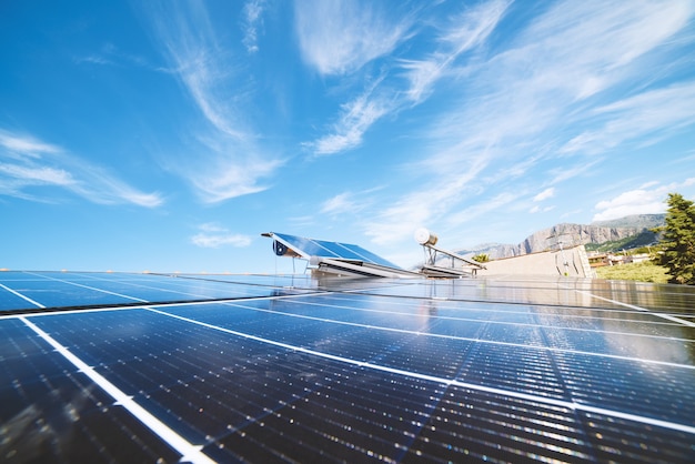 Sistema de energia renovável com painel solar para eletricidade e água quente