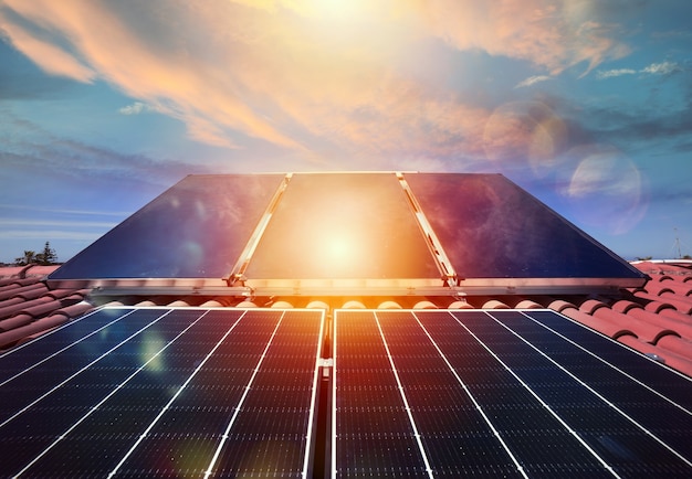 Sistema de energia renovável com painel solar para eletricidade e água quente