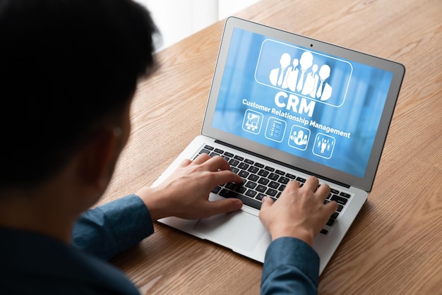 Sistema de gerenciamento de relacionamento com o cliente em um computador moderno para negócios e empresas de CRM