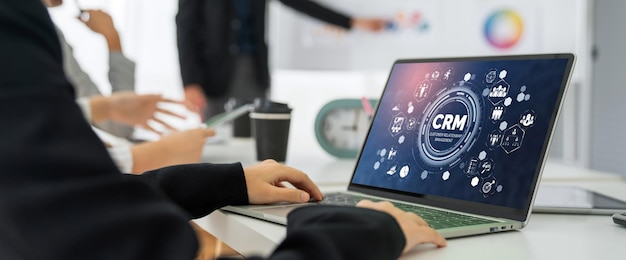 Sistema de gestão de relacionamento com o cliente em computador modish para negócios e empresas de CRM