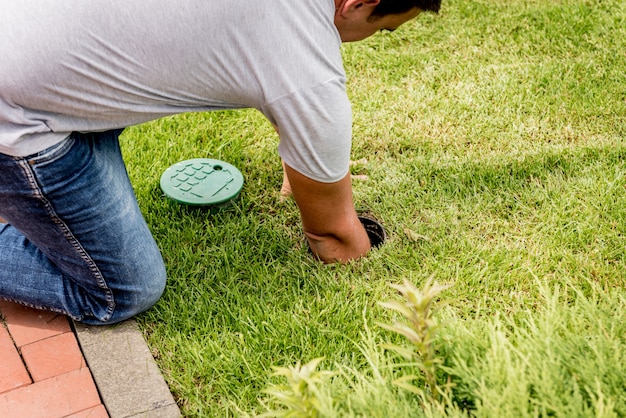 Sistema de irrigação que molha o gramado do jardim. projeto da paisagem.