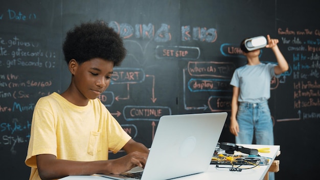 Foto sistema de programação e codificação de estudantes enquanto a menina entra na edificação do metaverso