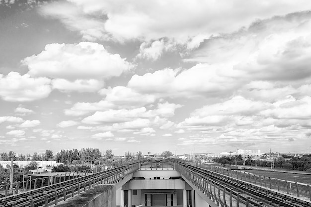 Foto sistema de transporte ferroviário de metrô ou metrô em miami eua serviço de transporte metropolitano conceito de infraestrutura pública viajar e viajar de trem