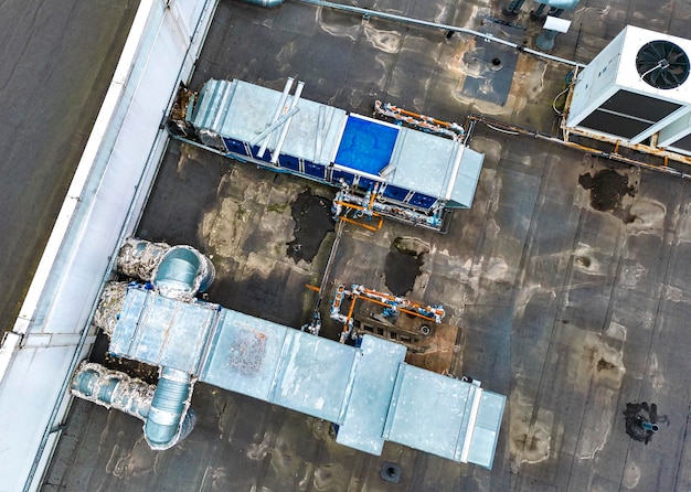 Sistema de ventilação e ar condicionado no telhado de um escritório ou edifício industrial Vista de cima Limpeza de ar Fotografia por drone