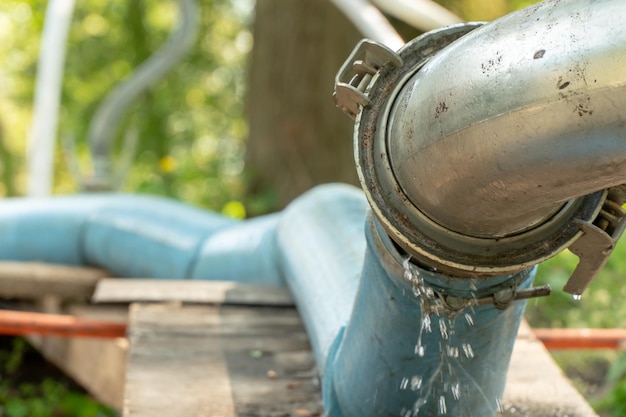 Sistema de drenaje para bombear agua subterránea fuera del suelo Estación de bombeo de agua Un conjunto de tuberías interconectadas Avería en el suministro de agua Fuga de agua y pérdida de presión en el sistema