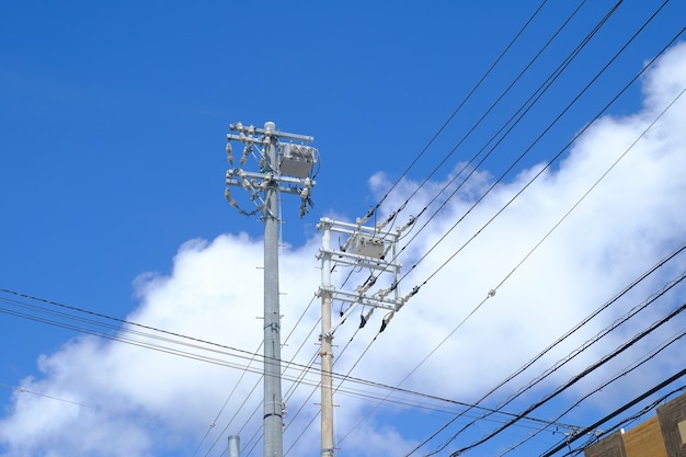 Sistema de electricidad para el uso en la ciudad de Japón con el fondo de la nube y del cielo azul.