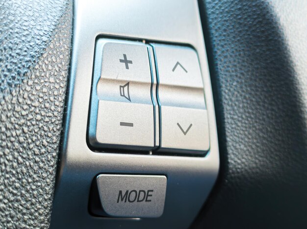 Sistema de entretenimiento de volumen arriba y abajo en el volante dentro de un automóvil