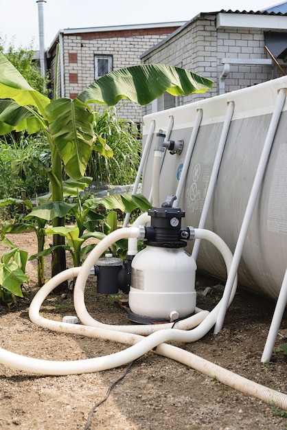 Sistema de filtración de agua de piscina en el jardín.