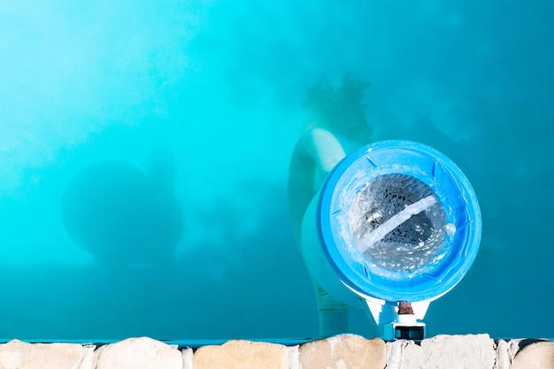 Sistema de filtrado en la pared de la piscina al aire libre