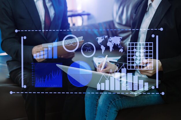 Sistema de gestión de datos con concepto de Business Analytics, manos del equipo empresarial que trabajan para proporcionar información para indicadores clave de rendimiento y análisis de marketing en una computadora virtual