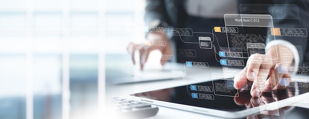 Sistema de gestión de datos DMS Gestión de contenido empresarial Empresario que trabaja en una computadora portátil con documentos digitales Gestión de archivos datos flujo de trabajo sin papel búsqueda de datos tecnología en la nube