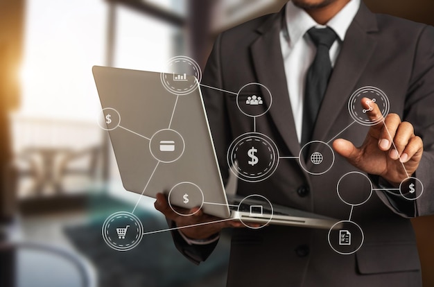 Sistema de gestión de datos con empresario trabajando