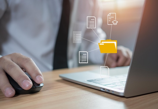 Sistema de gestión de documentos de carpeta DMS Abre la carpeta de archivos con documentos en blanco voladores con la computadora