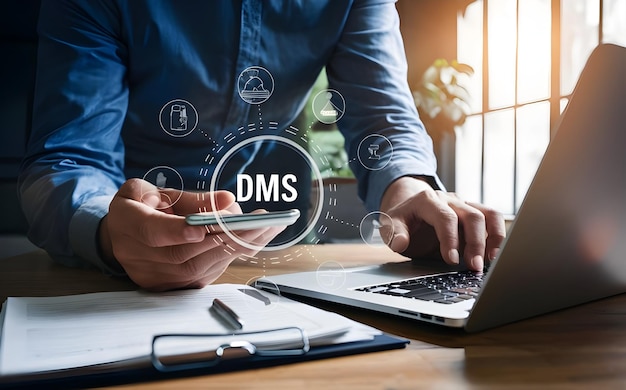 Sistema de gestión de documentos concepto DMS Empresario que utiliza portátil y teléfono inteligente en la oficina eligiendo analizar imágenes mejoradas digitalmente