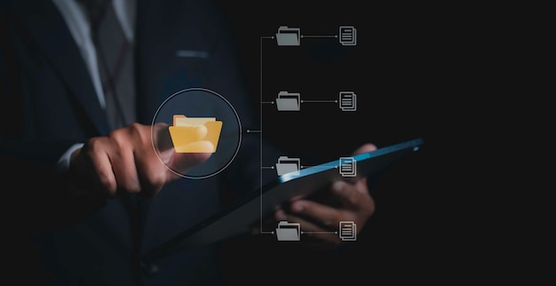 Sistema de gestión de documentos DMS Businessman accede a la conexión empresarial, base de datos de documentación en línea y automatización de procesos para gestionar archivos de manera eficiente Tecnología empresarial corporativa