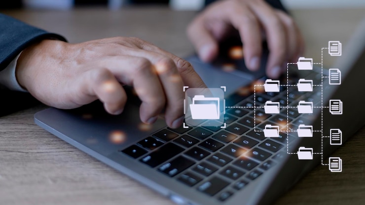 Foto sistema de gestión de documentos dms configurado por un consultor de ti que trabaja en una computadora portátil en la oficina software para archivar, buscar y administrar archivos e información corporativos