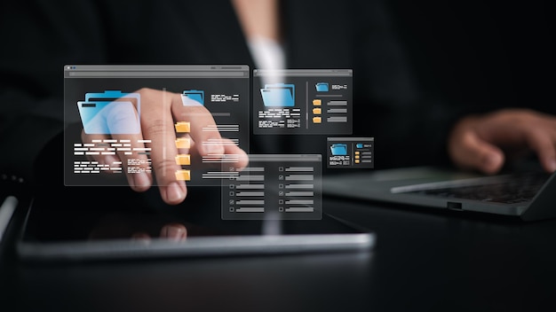 Sistema de gestión de documentos DMS está siendo configurado por un consultor de TI que trabaja en una computadora portátil en la oficina Una mujer de negocios que utiliza la computadora para la gestión de documentos Compartir flujo de trabajo Copia de seguridad de archivos de documentos en línea