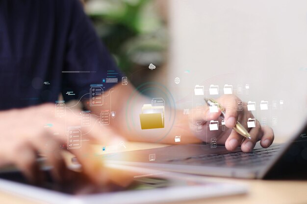 Sistema de gestión de documentos DMS Gestión de contenidos empresariales Empresario que trabaja en una computadora portátil