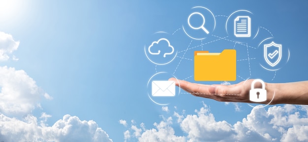 Sistema de gestión de documentos DMS. El hombre de negocios tiene una carpeta y un icono de documento. Software para archivar, buscar y administrar archivos corporativos e información. Concepto de tecnología de Internet. Seguridad digital.