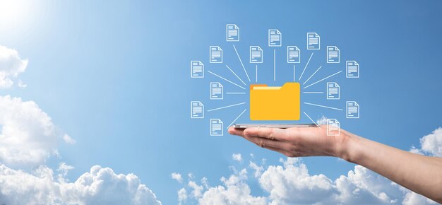 Sistema de gestión de documentos DMS. El hombre de negocios tiene una carpeta y un icono de documento. Software para archivar, buscar y administrar archivos corporativos e información. Concepto de tecnología de Internet. Seguridad digital.
