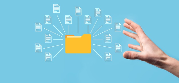 Sistema de gestión de documentos DMS. El hombre de negocios tiene una carpeta y un icono de documento. Software para archivar, buscar y administrar archivos corporativos e información. Concepto de tecnología de Internet. Seguridad digital.