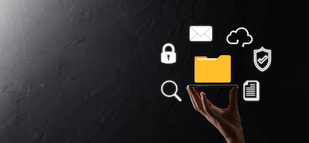 Sistema de gestión de documentos DMS. El hombre de negocios tiene una carpeta y un icono de documento. Software para archivar, buscar y administrar archivos corporativos e información. Concepto de tecnología de Internet. Seguridad digital.