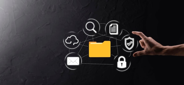 Sistema de gestión de documentos DMS. El hombre de negocios tiene una carpeta y un icono de documento. Software para archivar, buscar y administrar archivos corporativos e información. Concepto de tecnología de Internet. Seguridad digital.