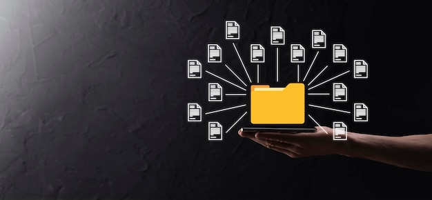 Sistema de gestión de documentos DMS. El hombre de negocios tiene una carpeta y un icono de documento. Software para archivar, buscar y administrar archivos e información corporativos. Concepto de tecnología de Internet. Seguridad digital