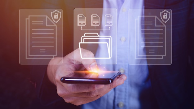 Foto sistema de gestión de documentos dms que se está configurando consultor de ti que trabaja en un teléfono inteligente software para archivar, buscar y administrar información de archivos corporativos