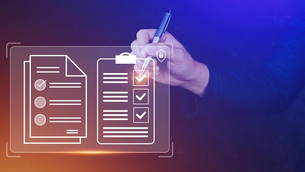 Sistema de gestión de documentos DMS que se está configurando consultor de TI que trabaja en una computadora portátil en la oficina Software para archivar, buscar y administrar información de archivos corporativos