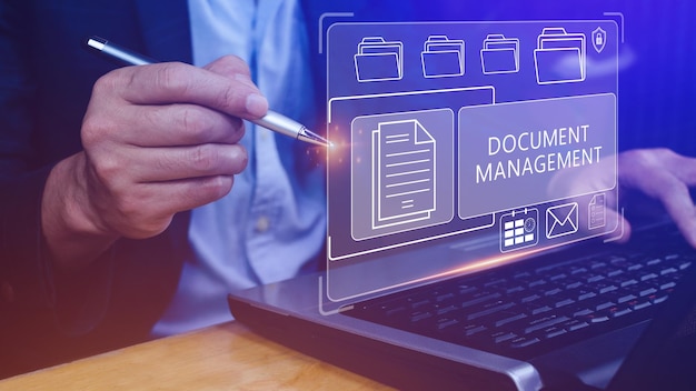 Sistema de gestión de documentos DMS que se está configurando consultor de TI que trabaja en una computadora portátil en la oficina Software para archivar, buscar y administrar información de archivos corporativos