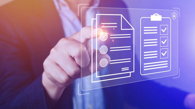 Sistema de gestión de documentos DMS que se está configurando consultor de TI que trabaja en una computadora portátil en la oficina Software para archivar, buscar y administrar información de archivos corporativos