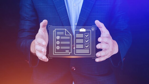 Sistema de gestión de documentos DMS que se está configurando consultor de TI que trabaja en una computadora portátil en la oficina Software para archivar, buscar y administrar información de archivos corporativos