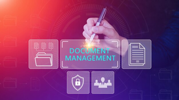 Sistema de gestión de documentos DMS que se está configurando consultor de TI que trabaja en una computadora portátil en la oficina Software para archivar, buscar y administrar información de archivos corporativos