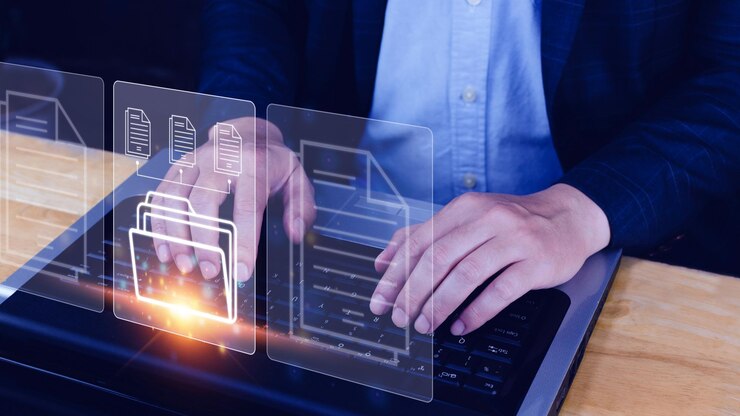 Foto sistema de gestión de documentos dms que se está configurando consultor de ti que trabaja en una computadora portátil en la oficina software para archivar, buscar y administrar información de archivos corporativos