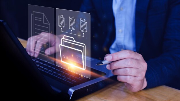 Sistema de gestión de documentos DMS que se está configurando consultor de TI que trabaja en una computadora portátil en la oficina Software para archivar, buscar y administrar información de archivos corporativos