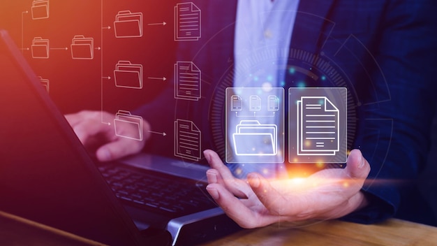 Sistema de gestión de documentos DMS que se está configurando consultor de TI que trabaja en una computadora portátil en la oficina Software para archivar, buscar y administrar información de archivos corporativos