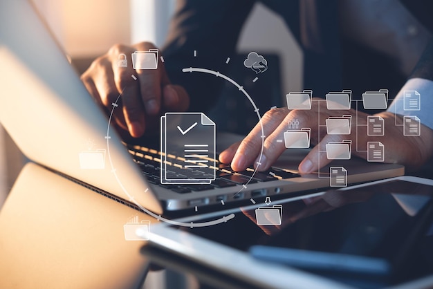 Sistema de gestión de documentos (DMS) que está siendo configurado por un consultor de TI que trabaja en una computadora portátil en la oficina Software para archivar, buscar y administrar archivos corporativos