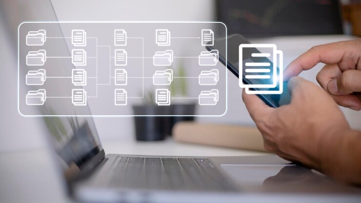 Foto sistema de gestión de documentos (dms) que está siendo configurado por un consultor de ti que trabaja en una computadora portátil en la oficina software para archivar, buscar y administrar archivos e información corporativos