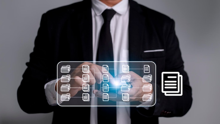Foto sistema de gestión de documentos (dms) que está siendo configurado por un consultor de ti que trabaja en una computadora portátil en la oficina software para archivar, buscar y administrar archivos e información corporativos