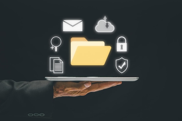 Sistema de gestión de documentos DMS Tableta portátil empresarial con carpeta e icono de documento en pantalla virtual Software para archivar, buscar y administrar archivos e información corporativos