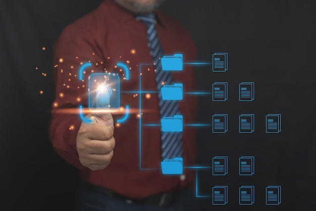 Foto sistema de gestión de documentos empresario tocando icono virtual en línea base de datos y automatización de procesos para gestionar archivos conocimiento y documentación en la empresa