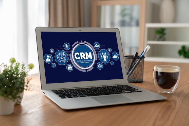 Sistema de gestión de relaciones con el cliente en una computadora de moda para negocios CRM