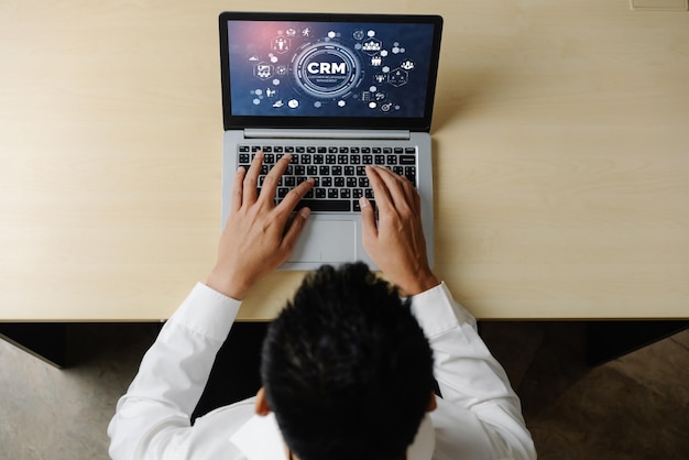 Sistema de gestión de relaciones con el cliente en una computadora de moda para negocios CRM